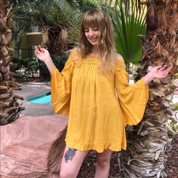 🆕 The Sunshine Off The Shoulder Lace Dress - Picture 2 of 5